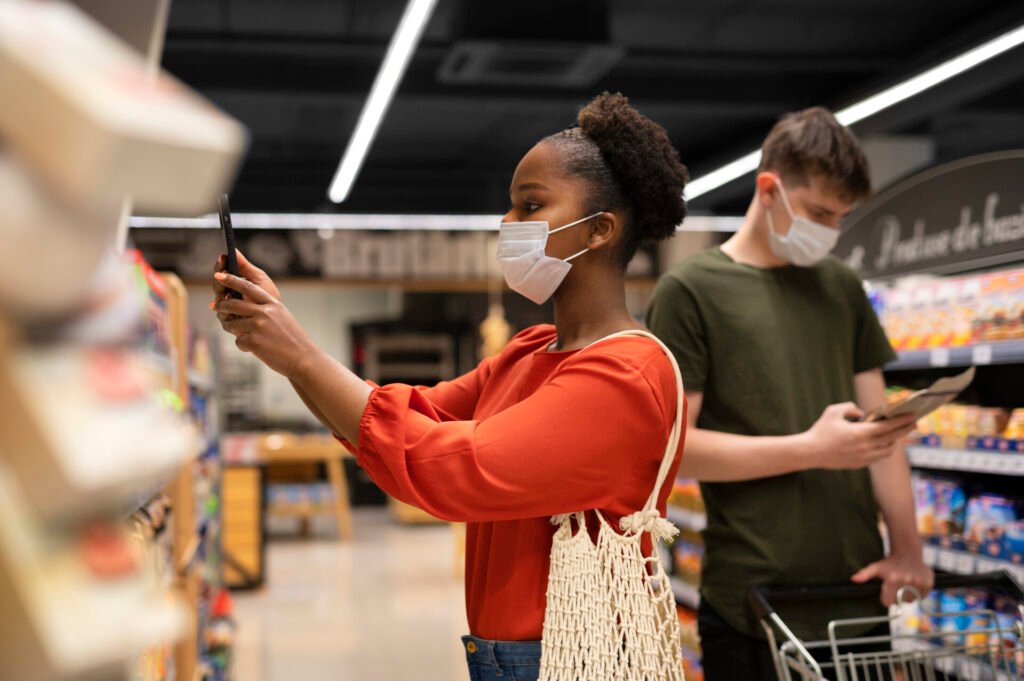 Direito do Consumidor: O Que Fazer em Caso de Produtos Defeituosos 1 man woman shopping grocery store while wearing medical masks Direito do Consumidor: O Que Fazer em Caso de Produtos Defeituosos